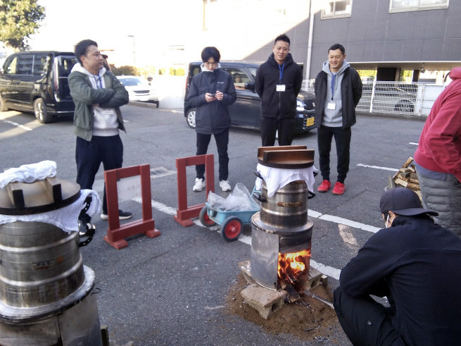 まず火をつけて釜の蒸籠蒸しを行います。