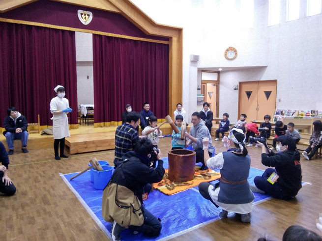 一人ひとり杵をもって餅を掛け声のもとつきます。おいしくなーれ。