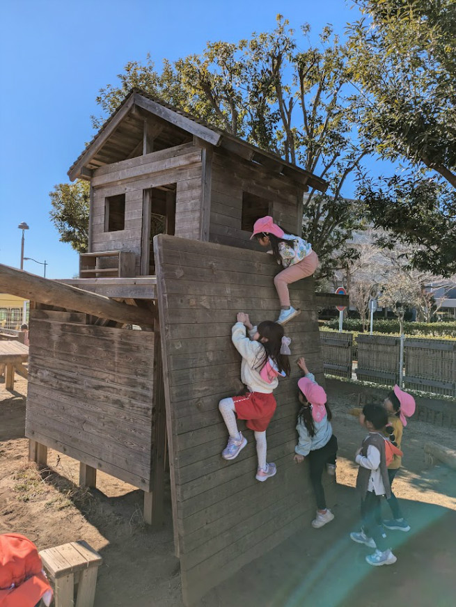 ツリーハウスも年中児は登れる子、挑戦したい子が増えてきました