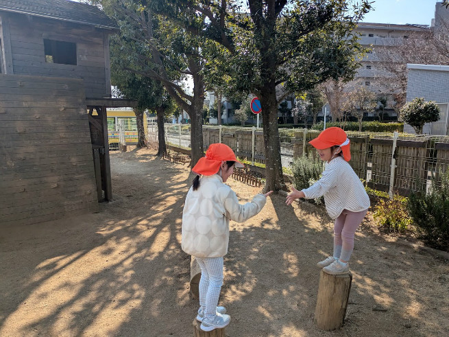 丸太の上のドンじゃんけんぽん、「楽しい」という女児の声