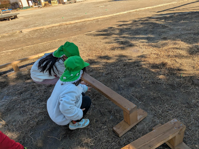 一本橋の下につらら、子どもが発見