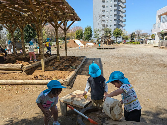 年少組おままごと、水も使っています