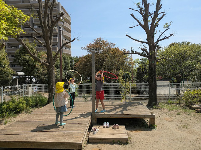 静の空間でフラフープ輪投げ？