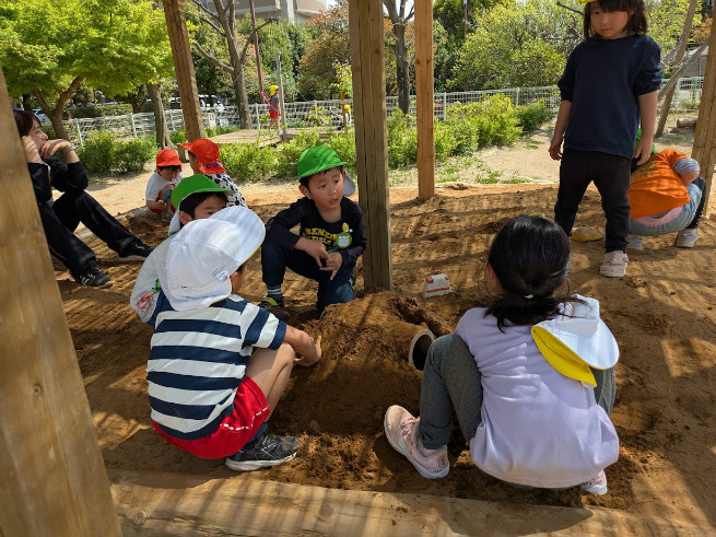 砂場でトンネルづくり