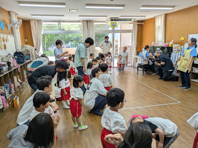 年少組は朝の挨拶、体操からスタート。普段の様子を見てもらいました。