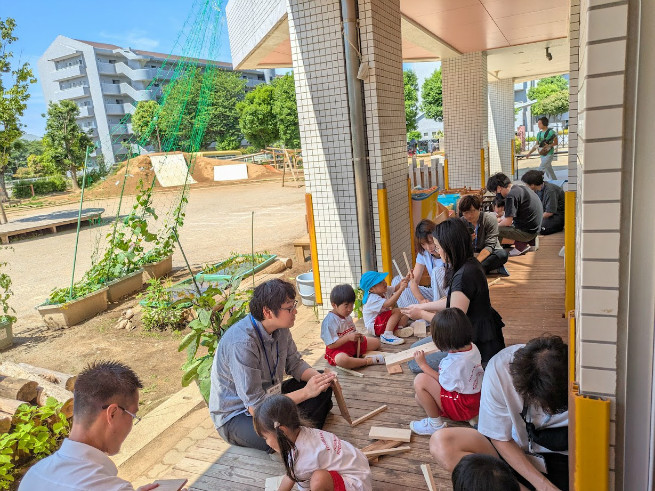 やすりがけなども親子で行います