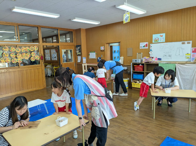 年長組は彫刻刀も使ってフレームづくり