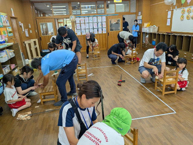 のこぎり切りも椅子の上で親子で。パパママすごいな