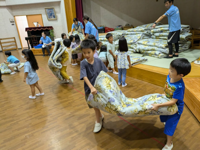 布団敷きはお友達と協力して
