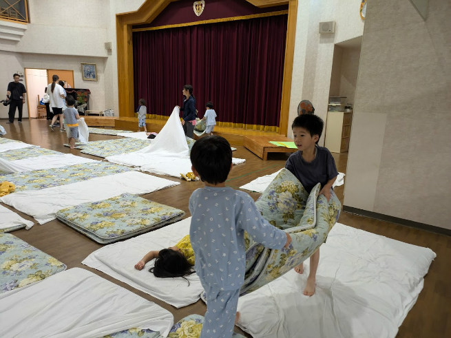 布団畳とシーツ折も協力して