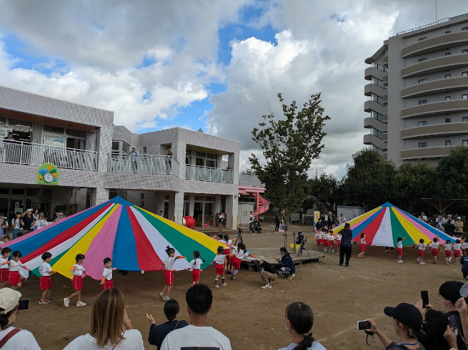 年中組パラバルーン、みんなで協力して技を出します