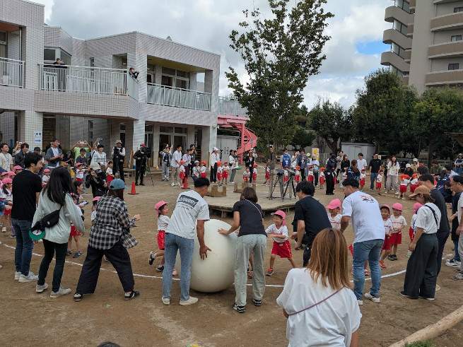 年中組大玉送りー保護者と一緒に協力して