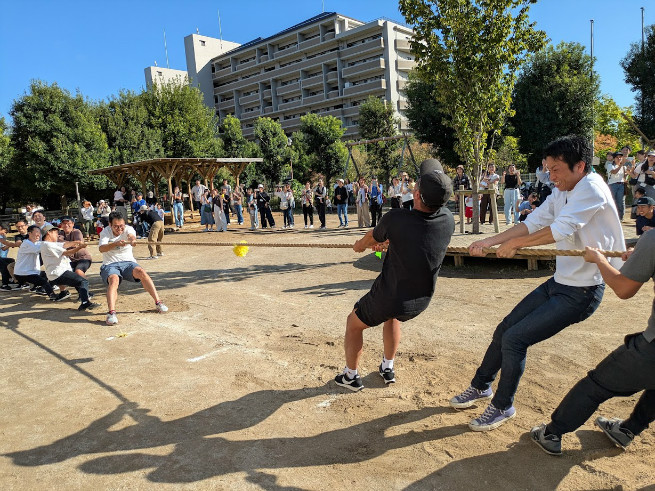 保護者対抗は白熱しました。職員対保護者も大盛り上がりでした