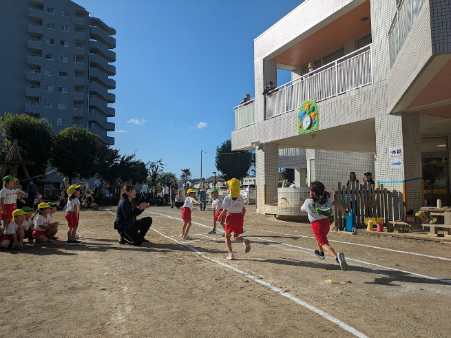 フィナーレを飾る年長組リレーは周回コースを器用に走り、バトンをつなぎました。見応え十分です