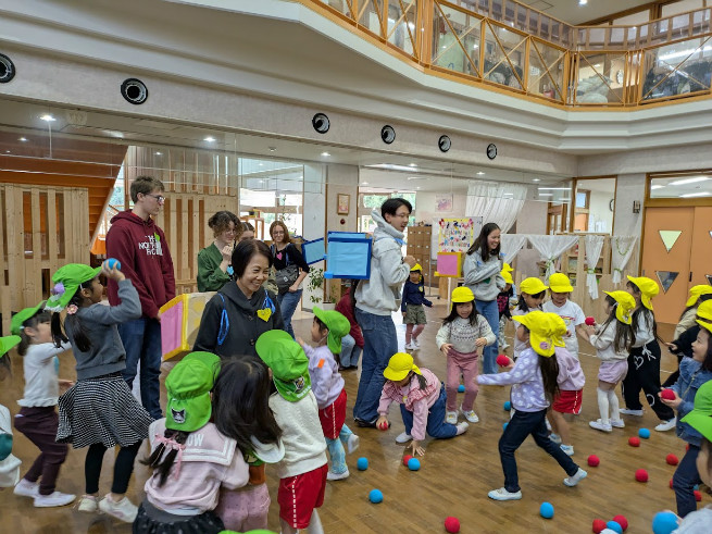 追いかけ玉入れをやりました。玉はうまく入ったかな？