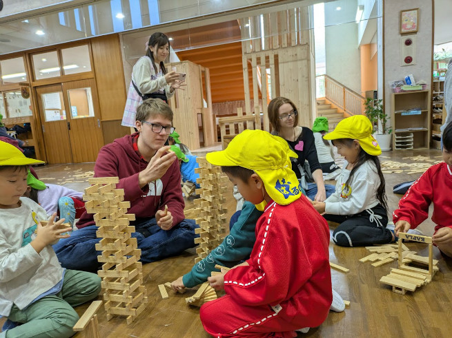 カプラをみんなで協力して、意外と倒れません