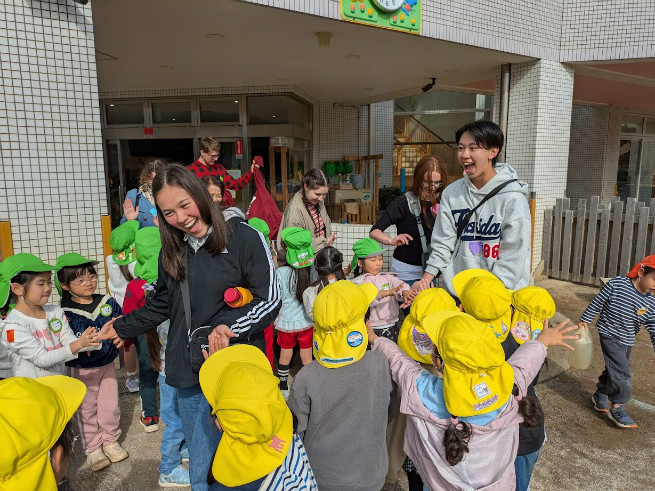 お別れはみんなでアーチで、バスがでるまで見送りました