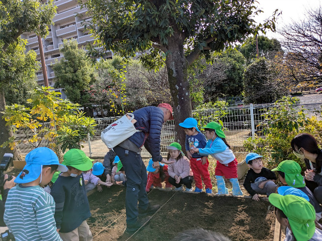おっと土の中に虫を発見、コガネムシの幼虫もいました