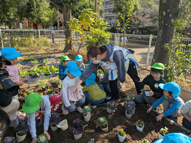 穴の深さも考えながら手で穴を掘り植え付けます
